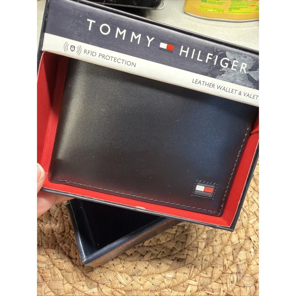 Tommy Hilfiger Men's RFID Protection Leather Wallet Bifold Brown 31HP220033